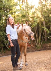 lachende Annette Taubmann mit lachendem Pferd