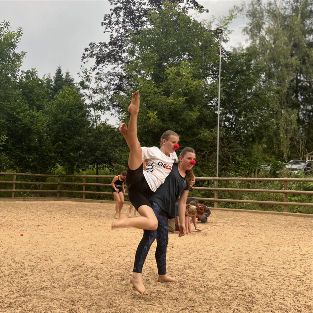 Hebefigur zwei Tänzerinnen tanzen auf dem Reitplatz