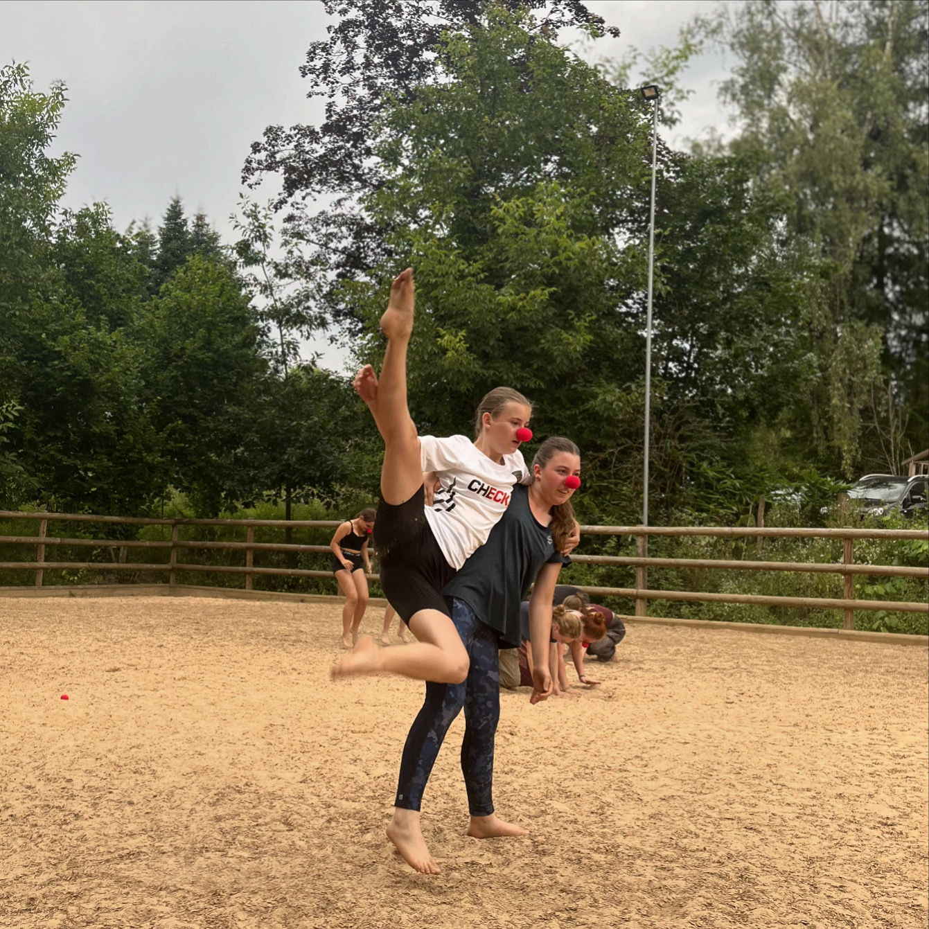 Hebefigur zwei Tänzerinnen tanzen auf dem Reitplatz